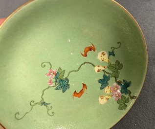 Une paire d'assiettes en porcelaine de Chine famille rose &agrave; fond vert sgraffiato, marque et &eacute;poque de Qianlong